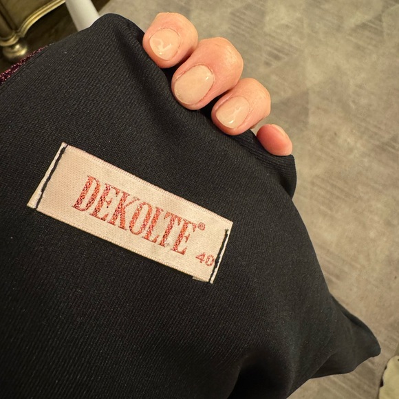 Red glistening evening gown (40) - Picture 11 of 13